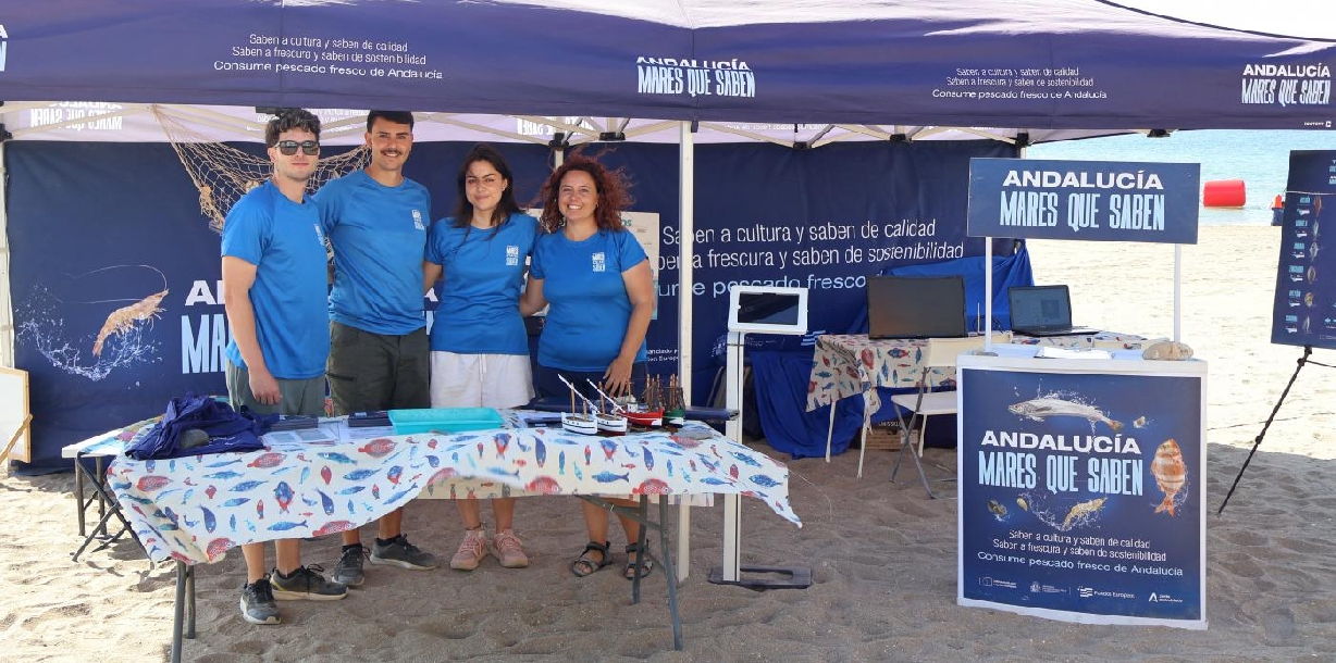 La campaña ‘Mares que saben’ hace su primera parada en Mijas en la playa El Bombo