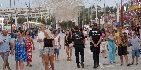 La Policía Local de Mijas localiza en la Feria de La Cala a una joven desaparecida