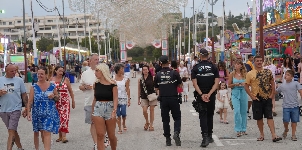 The Mijas Local Police locates a missing girl at the La Cala Fair