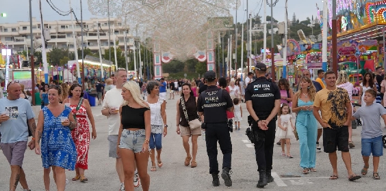 La Policía Local de Mijas localiza en la Feria de La Cala a una joven desaparecida