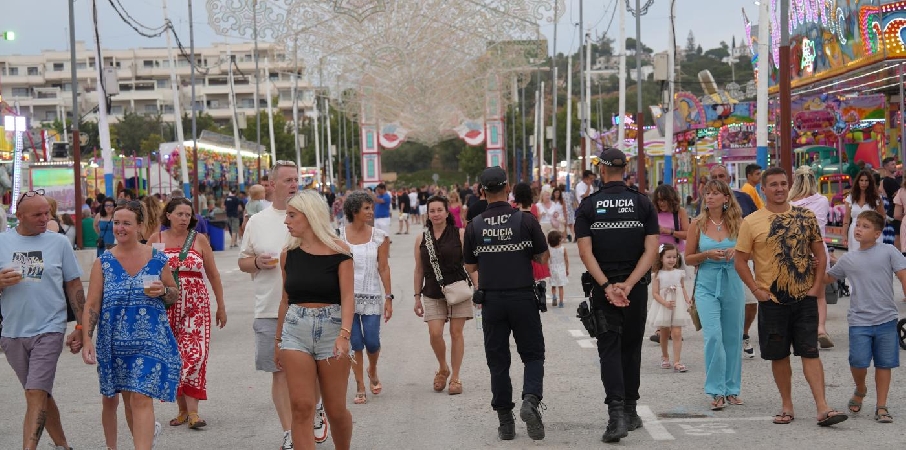 La Policía Local de Mijas localiza en la Feria de La Cala a una joven desaparecida