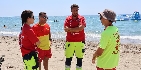 Los socorristas de Mijas rescatan a una pareja que no podía salir del mar en La Cala