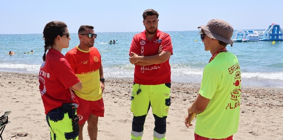 Los socorristas de Mijas rescatan a una pareja que no podía salir del mar en La Cala