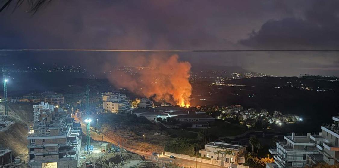 Poco después de las 6:00 horas de este martes, vecinos de la zona alertaban del fuego en Reciclados Mijas.
