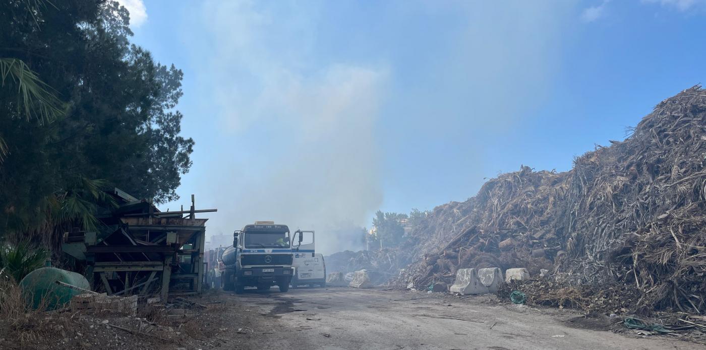 Reciclados Mijas trabaja con sus propios medios en la extinción del incendio junto a los bomberos.