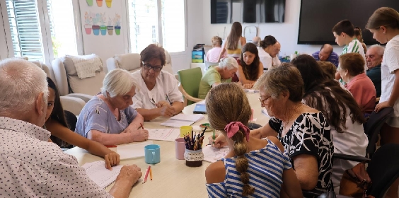 Jóvenes voluntarios acompañan a los mayores de AFA Mijas